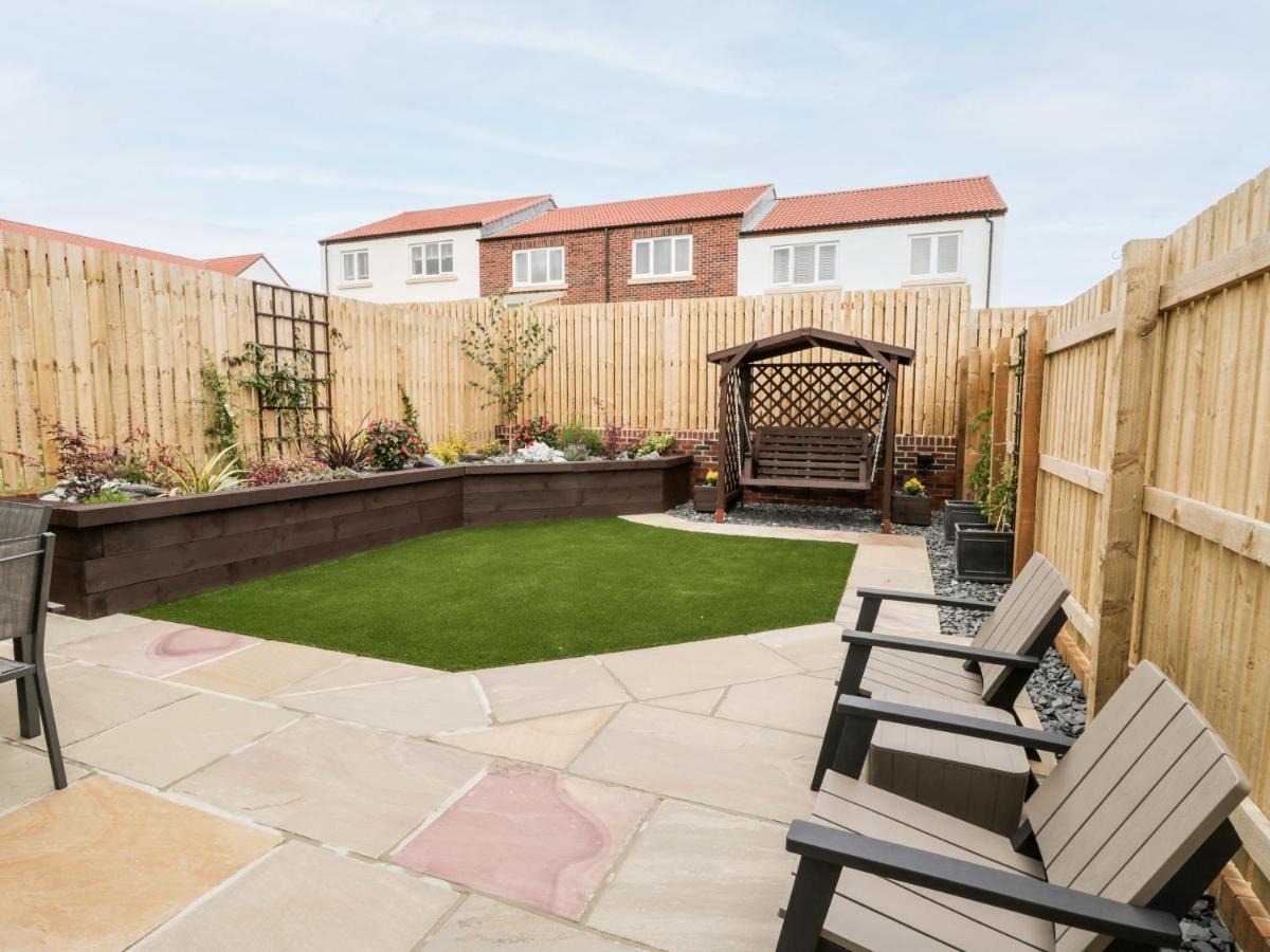Villa Misty Moon Whitby Exterior foto