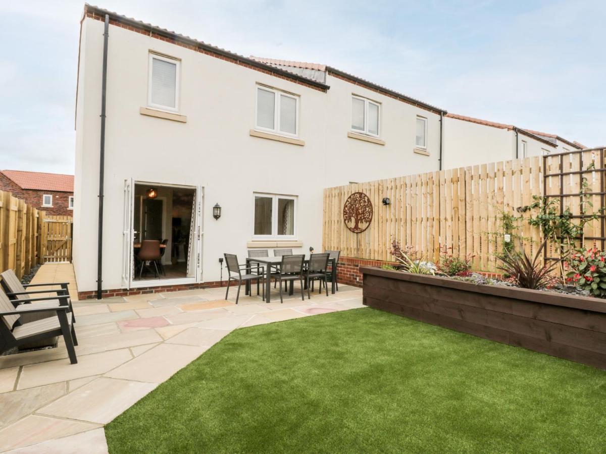 Villa Misty Moon Whitby Exterior foto
