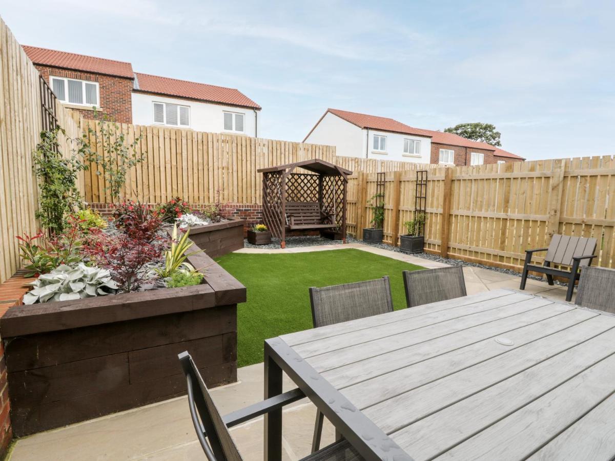 Villa Misty Moon Whitby Exterior foto