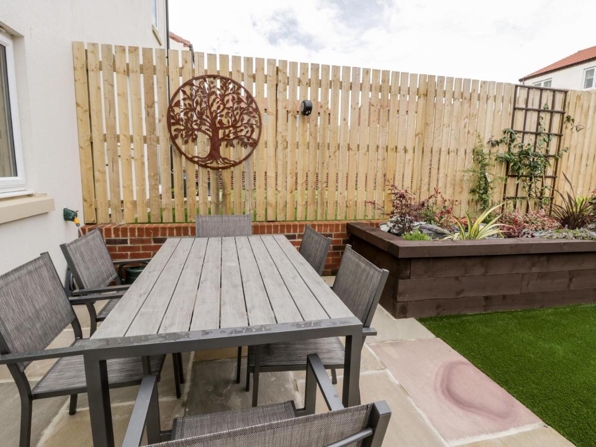 Villa Misty Moon Whitby Exterior foto